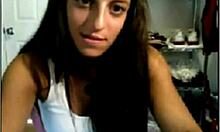 relaxed babe pleasures herself on webcam