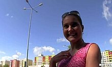 Вау, эта любительница показала сиськи за бабки!