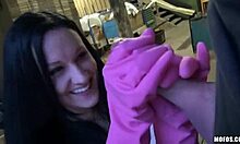 Глупая чешская шлюха позволяет незнакомцу просверлить ее тугую дырочку на улице