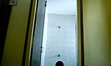 Эта азиатка берет член глубоко в свою тугую дырочку