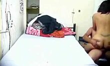 Egy barna hajú amatőr lovagol a partnerével zokniban