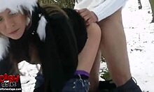 V zasněžené divočině se odvážná bimbo nechá tvrdě šoustat v doggystyle. Příroda nikdy nebyla tak divoká.