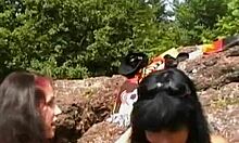 Donne Tedesche Godono Costumi all'Aperto