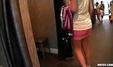 Güzel kıçlı kız soyunma odasında porno aksiyonu deniyor