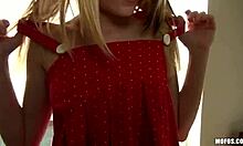 Horká baba v červených nohavičkách ukazuje svoje krivky a masturbuje s dildom 😏