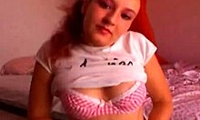 Vau, hipnotična rdečelaska deklica se sleče in draži svoje obrite pičkine krivulje