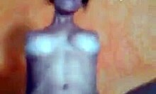 бритая тугая брюнетка трахается глубоко в домашнем POV.