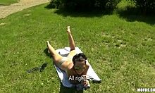 โมเดลสาวผมน้ำตาลอ่อนโชว์ชุดชั้นในสีเทานอกบ้าน!