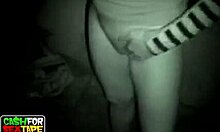 Pareja folla salvajemente en la naturaleza, chupando y lamiendo como animales