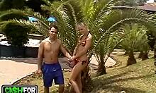 Nuori huora bikineissä masturboi märänä suihkussa ennen kuin hänet naulataan bileissä