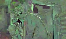 Kolorowa bimbo drażni ustami podczas gorącego oralu