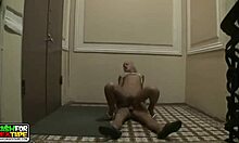 شرموطة مراهقة 18+ شقراء تركب زب صلب بقوة