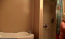 สาวบลอนด์อ้วนอาบน้ำร่างกายอวบอิ่ม