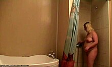 สาวบลอนด์อ้วนถอดเสื้อในห้องน้ำอาบน้ำ HD