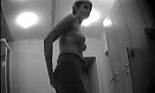 Horne veninder chatter nøgne i omklædningsrum