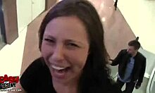 Hai mai provato sesso perverso in bagno con una ragazza in reggiseno verde?