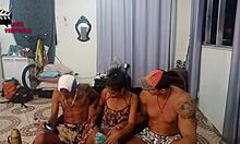 Diarista em foda com dois amigos