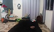 Diarista em foda com dois amigos