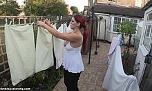 Зашеметяваща червенокоса домакиня ходи топлес докато върши домакинска работа навън на слънце