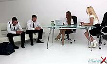 Hei! Nu ratați cum e sufocată tipa asta în ședință!