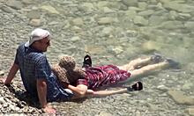 Yo, kolla den äckliga amatören som blir knullad liggande på dold strandkamera!