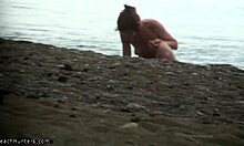 สาวสมัครเล่นผอมแห้งแสดงตัวโหนกหีโกนบนชายหาด