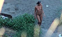 Adolescentă 18+ cu picioare lungi provoacă cu poze îndrăznețe pe plajă nudistă