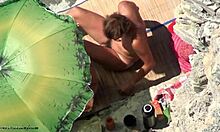 Blondhåret Jente Avslører Brunfarget Kropp på Skjult Strand Kamera.