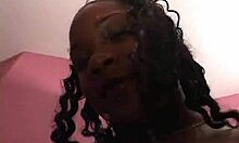 ebony lepota daje neprimerljivo globoko oralno na kolenih