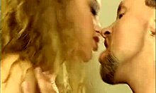 Kekasih Blonde Berbucu Dikonkek Doggy Di Depan Kamera