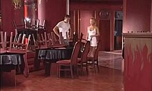 Tetona rubia en lencería de perrito close-up