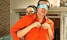 Брюнетка играе извратени игри с превързан стрийтър