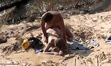 Хорна блондинка ебана твърдо в земята на плажния вид! 🔥