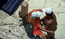 Bronzed skjønnhet bøyer seg for doggystyle på stranden, fanget på skjult cam!