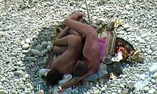 Тъмнокоса милф секси в странично плажно действие