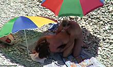 Кучешки стил чукане за покорната брюнетка хваната на скрита плажна камера