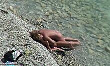 Tipo Scopa Forte la Sua Ragazza Nudista su una Spiaggia Nascosta in Cam