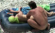 Горната сексичка получава силно пръстосване на слънчев плаж