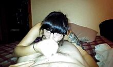 Oye, ¡colegiala 18+ con gafas me la chupa en la oscuridad!