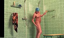 Długonoga laska pokazuje idealne ciało w łazience na ukrytej kamerze