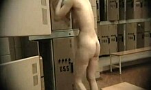 Καστανή με παχουλό κώλο δελεάζει τον θεατή εδώ