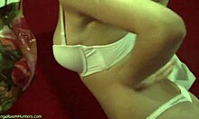 Мршава брунетка мења одећу у врући бикини на скривеној камери