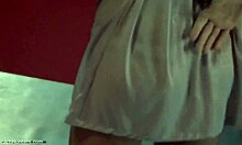 בלונדינית מראה גוף עירום