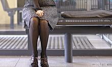 Hey, jeg er liderlig forretningskvinde der blinker med gennemsigtigt top på vej til arbejde