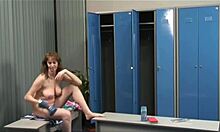 Kamera tersembunyi tangkap blonde matang tunjuk badan telanjang