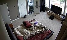 Mørkhåret hottie går naken etter brutal knulling fanget på skjult cam