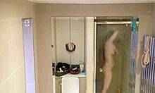 Kylpemässä oleva brunette esittelee kauniit kalpeat tissinsä kameralla