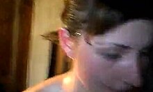 시골에서 장난기 있는 활동 즐기는 아마추어 러시안 여성들