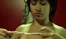 Худенькая брюнетка переодевается в горячий бикини на скрытой камере