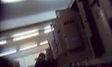 Barna csaj fekete fehérneműben csábít feszes testtel